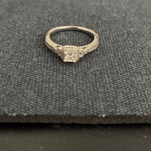 The perfect travel ring! Gorgeous fake/fashion ring. Size 9. Bling 💍
